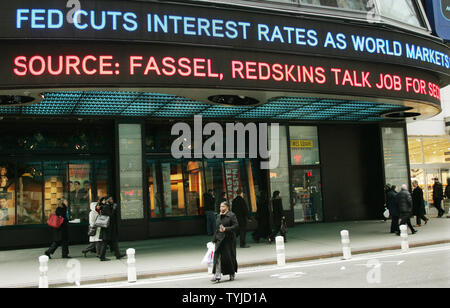 Ein elektronisches Zeichen in Times Square zeigt die Nachricht, dass die Federal Reserve die Leitzinsen um 0,75 Prozentpunkte gesenkt hat, während Aktien an der Wall Street tauchen als Rezession befürchtet in New York City wachsen. (UPI Foto/Monika Graff) Stockfoto