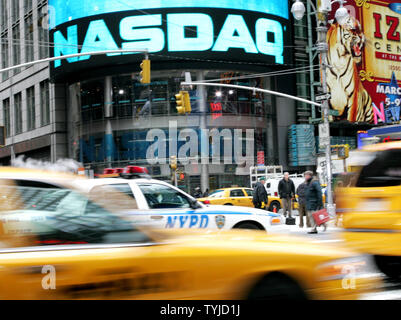 Verkehr führt an der NASDAQ Gebäude im Times Square, nachdem die Federal Reserve hat die Leitzinsen um 0,75 Prozentpunkte senken und gleichzeitig Aktien an der Wall Street tauchen als Rezession befürchtet in New York City wachsen. (UPI Foto/Monika Graff) Stockfoto