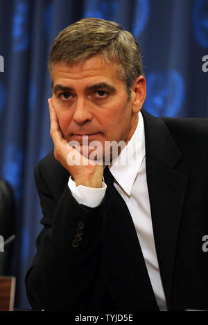 Schauspieler George Clooney erfüllt die Vereinten Nationen Medien nach offiziell die Annahme des UN-Bote des Friedens Post nach einer Zeremonie bei den Vereinten Nationen in New York am 31. Januar 2008. (UPI Foto/D. Van) Stockfoto