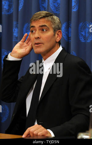 Schauspieler George Clooney erfüllt die Vereinten Nationen Medien nach offiziell die Annahme des UN-Bote des Friedens Post nach einer Zeremonie bei den Vereinten Nationen in New York am 31. Januar 2008. (UPI Foto/D. Van) Stockfoto