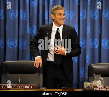 Schauspieler George Clooney erfüllt die Vereinten Nationen Medien nach offiziell die Annahme des UN-Bote des Friedens Post nach einer Zeremonie bei den Vereinten Nationen in New York am 31. Januar 2008. (UPI Foto/D. Van) Stockfoto