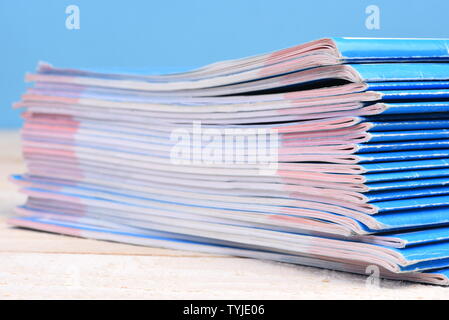 Stapel von Zeitschriften auf unscharfen Hintergrund Stockfoto