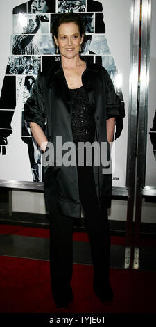 Sigourney Weaver kommt für die Premiere von "Vantage Point" an der AMC Lincoln Square Theater in New York am 20. Februar 2008. (UPI Foto/Laura Cavanaugh) Stockfoto