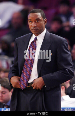 New York Knicks Head Coach Isiah Thomas Uhren sein Team auf Verteidigung im zweiten Viertel gegen die Toronto Raptors im Madison Square Garden in New York City am 22. Februar 2008. (UPI Foto/John angelillo) Stockfoto