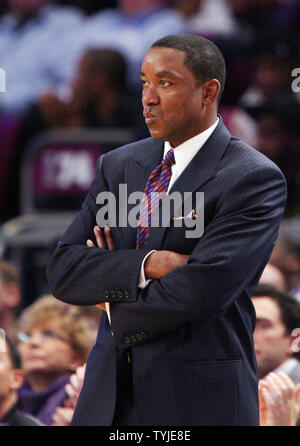 New York Knicks Head Coach Isiah Thomas Uhren sein Team im ersten Viertel gegen die Toronto Raptors im Madison Square Garden in New York City am 22. Februar 2008. (UPI Foto/John angelillo) Stockfoto