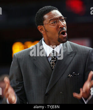 Toronto Raptors Head Coach Sam Mitchell reagiert auf ein Foul aufgerufen, gegen die New York Knicks im ersten Quartal im Madison Square Garden in New York City am 22. Februar 2008. (UPI Foto/John angelillo) Stockfoto