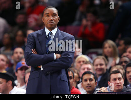 New York Knicks Head Coach Isiah Thomas steht oben im zweiten Quartal gegen die Detroit Pistons im Madison Square Garden in New York City am 7. März 2008. (UPI Foto/John angelillo) Stockfoto