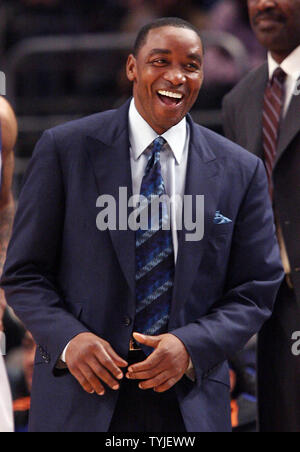 New York Knicks Head Coach Isiah Thomas lächelt während des zweiten Viertel gegen die Detroit Pistons im Madison Square Garden in New York City am 7. März 2008. (UPI Foto/John angelillo) Stockfoto