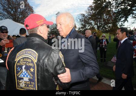 11/11/16 - Veteran's Day Event US-Vizepräsident Joe Biden spricht mit Veteranen, bevor Sie sprechen bei der Feier zum Tag der Veteran an der Delaware Memorial Bridge als Mitglieder aller Leistungen der Vergangenheit und Gegenwart ehren diejenigen, die gedient haben, in Wilmington, Del. Stockfoto