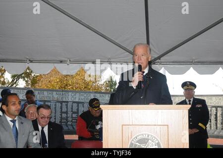 11/11/16 - Veteran's Day Event US-Vizepräsident Joe Biden Adressen der Masse der Veteranen am Tag der Feier der Veteran an der Delaware Memorial Bridge als Mitglieder aller Leistungen der Vergangenheit und Gegenwart ehren diejenigen, die gedient haben, in Wilmington, Del gesammelt Stockfoto