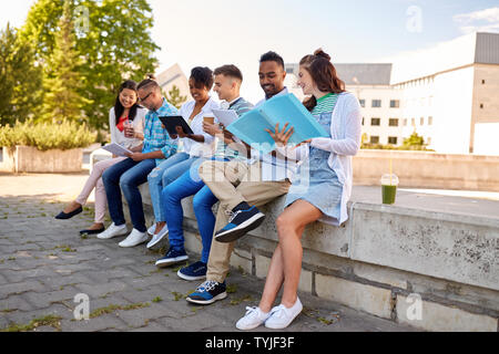 Gruppe der glücklichen Studenten mit Notebooks und Getränke Stockfoto