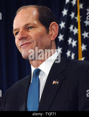 New Yorker Gouverneur Eliot Spitzer kündigt seinen Rücktritt aus dem Amt auf einer Pressekonferenz in New York am 12. März 2008. Spitzers Resignation, nach Offenbarung seiner Beteiligung mit einem Prostitution Ring, ist mit Wirkung zum 17. März 2008. (UPI Foto/Ezio Petersen) Stockfoto