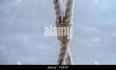 Seil Knoten am Strand so stark nauctical Marine line zusammen gebunden als Symbol für Vertrauen und sichere Traveler Stockfoto
