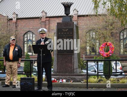 EVERETT, Washington (Nov. 11, 2016) Kapitän Mark A. Lakamp, die Naval Station Everett's kommandierenden Offizier, spricht während Tag Zeremonie der jährlichen Snohomish County Courthouse Das ewige Flamme's Memorial Veteran in Everett. Die Zeremonie begann 1972, als die Immergrünen Kapitel American Gold Star Mütter, Inc. die ewige Flamme zu den Veteranen der Snohomish County. Stockfoto