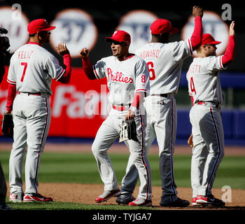 Philadelphia Phillies Pedro Feliz, Links, Shane Victorino, zweite links, Ryan Howard und Eric Bruntlett, Rechts, ihre 5 zu 2 Sieg über die New York Mets während der Mets ' letzte Home öffnung Spiel auf das Shea Stadium feiert am 8. April 2008 in New York. (UPI Foto/Monika Graff) Stockfoto