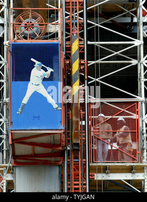 Ein Aufzug trägt die Gleichen von einem New Yorker Met Player als Arbeit an Citi Field weiter die New York Mets ihre letzten Hauptöffner am Shea Stadium am 8. April 2008 in New York spielen. Citi Field, befindet sich neben dem Shea, wird rechtzeitig für die Saison 2009 geöffnet sein. (UPI Foto/Monika Graff) Stockfoto