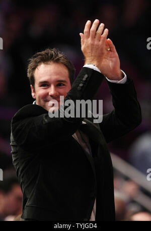 2008 Meister Trevor Immelman steht auf und begrüßt die Fans während der New York Knicks die Boston Celtics im Madison Square Garden in New York City am 14. April 2008 spielen. (UPI Foto/John angelillo) Stockfoto