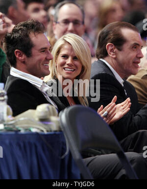 2008 Meister Trevor Immelman, Carmenita Immelman und Chaz Palminteri (R) alle Lächeln, während die New York Knicks spielen die Boston Celtics im Madison Square Garden in New York City am 14. April 2008. (UPI Foto/John angelillo) Stockfoto