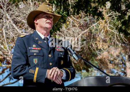 HESPERIA, Kalifornien, - das Hesperia und Park-bezirk Gastgeber eines Veterans Day Zeremonie im Hesperia Lake Park, 11. November 2016. Us-Armee Oberstleutnant Christopher Danbeck, Commander, 1.Staffel, 11 gepanzerte Kavallerie Regiments, diente als einer der Gastredner für die Zeremonie. Abschlussveranstaltung des Tages, eine ehrengarde von einer Truppe, 1 Sqdn, 11. ACR erzeugt eine 21-gun Salute in memoriam und Gedenken an die Männer und Frauen, die gedient haben, sowohl in die Vergangenheit und Gegenwart. Stockfoto