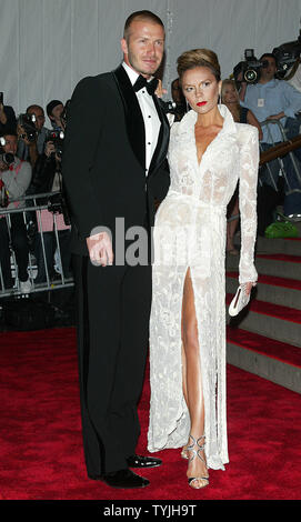 David und Victoria Beckham Ankunft im Metropolitan Museum der Kunst Costume Institute Gala in New York am 5. Mai 2008. (UPI Foto/Laura Cavanaugh) Stockfoto