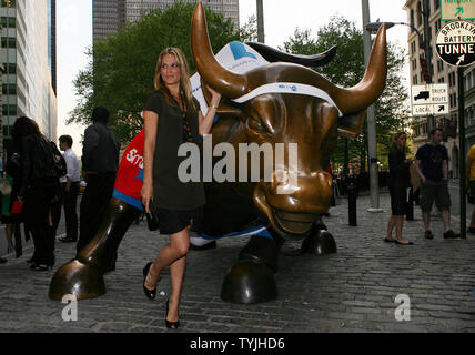 Molly Sims steht neben einem riesigen Stier in Lower Manhattan vor der Teilnahme an der Sports Museum of America Opening Night Gala in New York City am 6. Mai 2008. (UPI Foto/John angelillo). Stockfoto