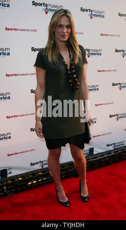 Molly Sims kommt auf dem roten Teppich an der Sports Museum of America Opening Night Gala in New York City am 6. Mai 2008. (UPI Foto/John angelillo). Stockfoto