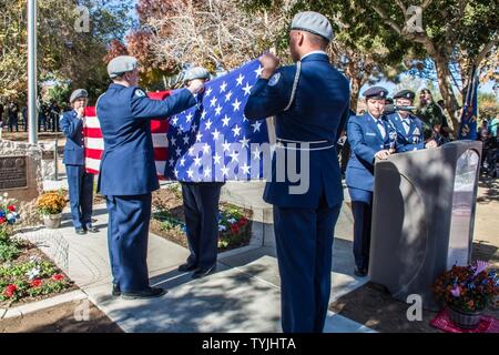 HESPERIA, Kalifornien, - das Hesperia und Park-bezirk Gastgeber eines Veterans Day Zeremonie im Hesperia Lake Park, 11. November 2016. Us-Armee Oberstleutnant Christopher Danbeck, Commander, 1.Staffel, 11 gepanzerte Kavallerie Regiments, diente als einer der Gastredner für die Zeremonie. Abschlussveranstaltung des Tages, eine ehrengarde von einer Truppe, 1 Sqdn, 11. ACR erzeugt eine 21-gun Salute in memoriam und Gedenken an die Männer und Frauen, die gedient haben, sowohl in die Vergangenheit und Gegenwart. Stockfoto