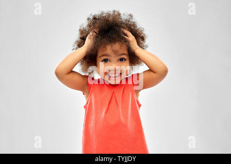 Überwältigt african american girl Holding zu Kopf Stockfoto