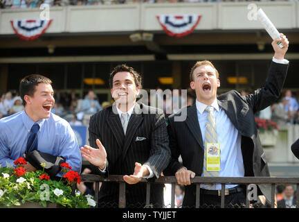 Race Fans jubeln auf ihre Pferde bei einem Rennen in Belmont Park in New York am 7. Juni 2008. Jockey Kent Desormeaux, Reitferien, großen Braunen, versucht, die dreifache Krone heute auf der 140 läuft der Belmont Stakes zu gewinnen. (UPI Foto/Kevin Dietsch) Stockfoto