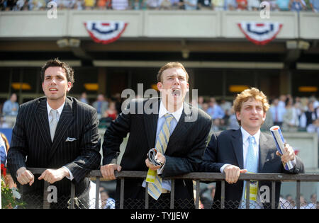 Race Fans jubeln auf ihre Pferde bei einem Rennen in Belmont Park in New York am 7. Juni 2008. Jockey Kent Desormeaux, Reitferien, großen Braunen, versucht, die dreifache Krone heute auf der 140 läuft der Belmont Stakes zu gewinnen. (UPI Foto/Kevin Dietsch) Stockfoto