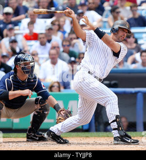 New York Yankees Jorge Posada Gründen gegen die San Diego Padres im vierten Inning im Yankee Stadium in New York City am 19. Juni 2008. (UPI Foto/John angelillo) Stockfoto