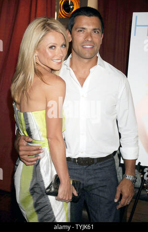 TV Talk Show co host Kelly Ripa feiert ihr Hamptons Magazine foto Abdeckung mit einer kleinen Partei geworfen von Mann Mark Consuelos und das Magazin in New York City am 2. Juli 2008. (UPI Foto/Ezio Petersen) Stockfoto