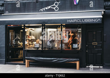 London, Großbritannien - 5. Juni 2019: Die Außenseite des Hairclubbing, einem trendigen Friseursalon in Soho, London, mit Bar, die regelmäßig Livemusik Jazz Nächte. Stockfoto