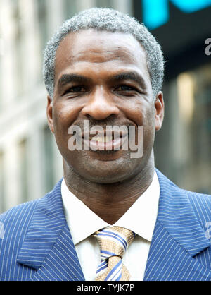 Ehemaliger Basketballspieler Charles Oakley steht außerhalb des NASDAQ, wo er und die anderen Mitglieder des Reginald F. Lewis Museum von Maryland Afrikanisch-amerikanische Geschichte und Kultur über der schließenden Glocke Zeremonie am 7. Juli den Vorsitz, 2008 in New York City. (UPI Foto/Monika Graff) Stockfoto