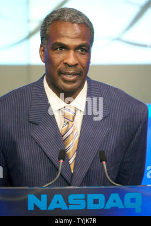 Basketball Legende Charles Oakley spricht kurz, wie er und die Mitglieder des Reginald F. Lewis Museum von Maryland Afrikanisch-amerikanische Geschichte und Kultur führt den Vorsitz bei der schließenden Glocke Zeremonie an der NASDAQ 7. Juli 2008 in New York City. (UPI Foto/Monika Graff) Stockfoto