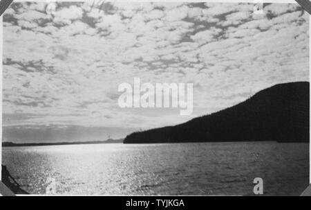 Malerischer Blick auf Punkt in der Nähe von Metlakatla, Alaska.; Umfang und Inhalt: Auf Unterstützung: "Point in der Nähe von Metlakahtla, Alaska.' 'riest Punkt." Links: Nichols Passage; Rechts: trockenste Punkt; Vorne: Chester Bay. (Information von Frau Minthorn 2/5/26). Stockfoto