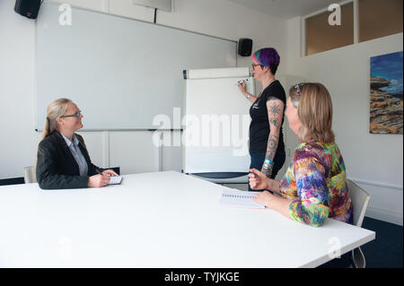 Drei Frauen in der Präsentation mit Flipchart Stockfoto