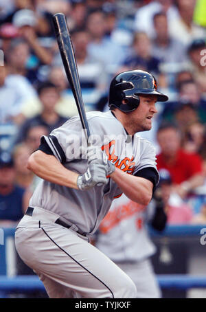 Baltimore Orioles Aubrey Huff Hits ein einzelnes im ersten Inning gegen die New York Yankees im Yankee Stadium in New York City am 29. Juli 2008. (UPI Foto/John angelillo) Stockfoto