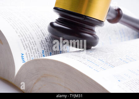 Richter hammer lag auf Buch Stockfoto
