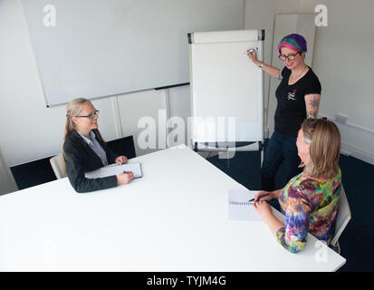 Drei Frauen in der Präsentation mit Flipchart Stockfoto