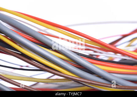 Bunte elektrische Kabel in der Telekommunikation Installation auf weißem Hintergrund verwendet Stockfoto