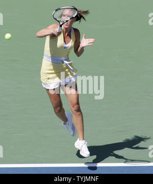 Serbiens Jelena Jankovic, zweite Samen, gibt den Ball zu Sofia Arvidsson von Schweden in der zweiten Runde bei den US Open Tennis Championship am US National Tennis Center statt am 27. August 2008 in Flushing Meadows, New York. (UPI Foto/Monika Graff) Stockfoto