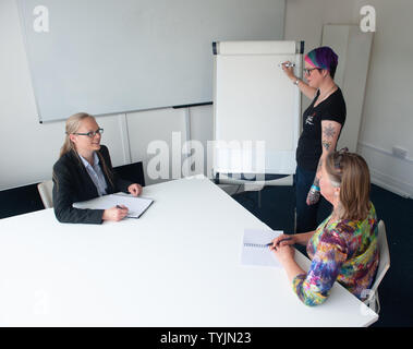 Drei Frauen in der Präsentation mit Flipchart Stockfoto