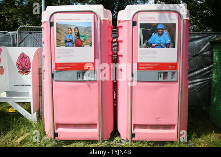 Das Weibchen nur Toiletten in Glastonbury Festival, würdig Bauernhof in Somerset. Wasser Beihilfen hat speziell für private Badekabinen womenÕs Bedürfnisse zu erfüllen, mit sanitären Anlagen, Wasser zum Waschen, ein Regal, Haken und zusätzlichen Platz. und weiblichen Urinale, wo die Benutzer erhalten eine shepees haben die Möglichkeit für biologisch abbaubare Tampons. Stockfoto