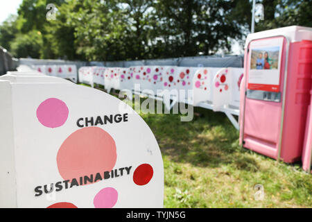 Die weiblichen Toiletten beim Glastonbury Festival, auf der Worthy Farm in Somerset. Water Aid hat speziell für die Bedürfnisse der Frauen entworfene private Kabinen eingerichtet, mit sanitären Einrichtungen, Wasser zum Waschen, einem Regal, Haken und zusätzlichem Platz. Und weibliche Urinale, wo die Benutzer einen Schaft erhalten, haben die Möglichkeit für biologisch abbaubare Tampons. Stockfoto