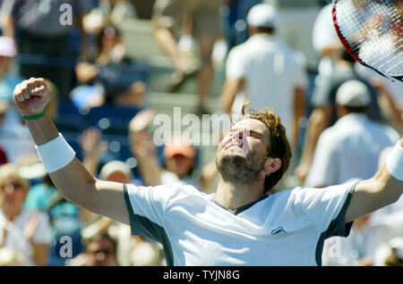 Mardy Fish der USA EIN, reagiert, nach dem Sieg über Frankreich Gael Monfils in drei Sätzen während der vierten Runde Aktion bei den US-Open Tennis Championship am US National Tennis Center am 1. September 2008 in Flushing Meadows, New York. Fisch gewonnen 7-5, 6-2, 6-2. (UPI Foto/Monika Graff) Stockfoto