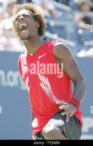 Frankreich Gael Monfils reagiert nach dem Verlust von einem Punkt zu Mardy Fish der USA, im dritten Satz der vierten Runde Aktion beim US Open Tennis Championship am US National Tennis Center am 1. September 2008 in Flushing Meadows, New York. Fisch gewonnen 7-5, 6-2, 6-2. (UPI Foto/Monika Graff) Stockfoto