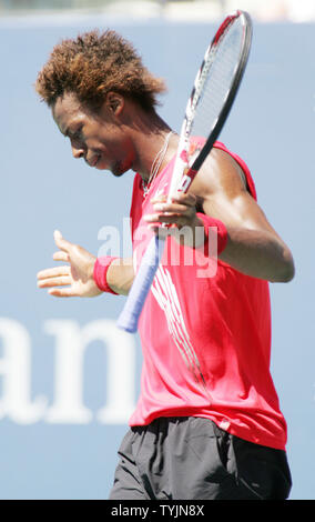 Frankreich Gael Monfils reagiert nach dem Verlust von einem Punkt zu Mardy Fish der USA, im dritten Satz der vierten Runde Aktion beim US Open Tennis Championship am US National Tennis Center am 1. September 2008 in Flushing Meadows, New York. Fisch gewonnen 7-5, 6-2, 6-2. (UPI Foto/Monika Graff) Stockfoto