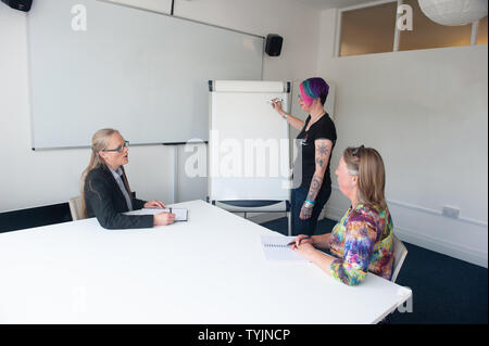 Drei Frauen in der Präsentation mit Flipchart Stockfoto