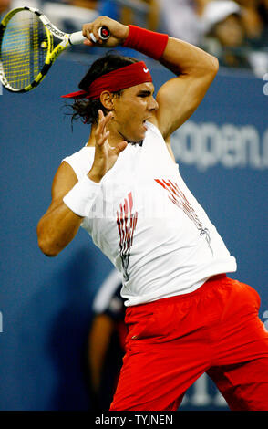 Der Spanier Rafael Nadal, erste Saatgut, gibt den Ball zu Mardy Fish der USA während ihrer Viertelfinale Spiel bei US Open Tennis Championship am US National Tennis Center am 3. September 2008 in Flushing Meadows, New York. (UPI Foto/Monika Graff) Stockfoto